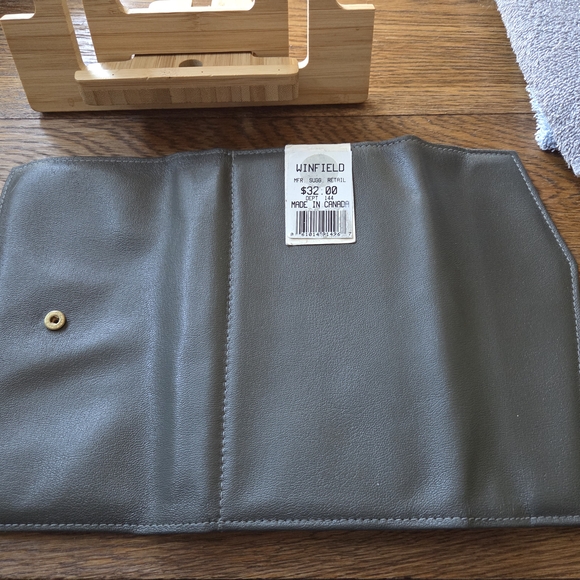 Elegant Gray Leather Wallet - Picture 3 of 5